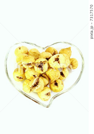 ドライフルーツ・ハート型透明皿に乾燥白イチジク・白バック縦位置俯瞰 7317570