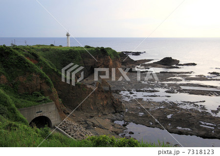 佐渡ヶ島最南端の沢崎灯台 7318123