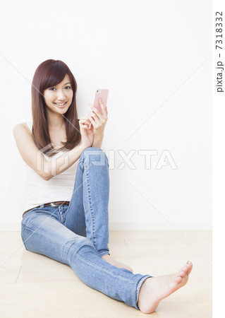 白いタンクトップの女性 白いタンクトップの女性 7318332