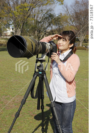 超望遠レンズと若い女性 超望遠レンズと若い女性 7318567