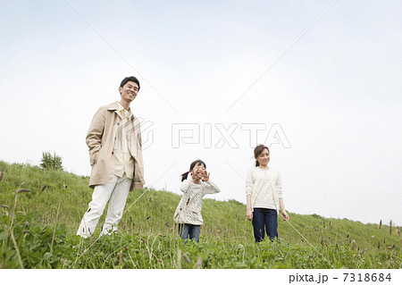 家族で散歩 7318684