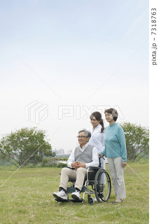 車椅子での散歩 7318763