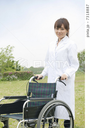 女医と車椅子 7318887