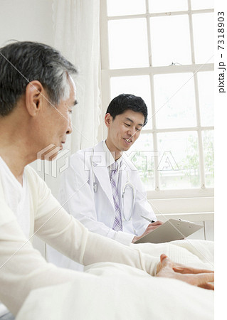 病院での診察 7318903