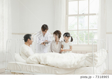 病院へのお見舞いの写真素材