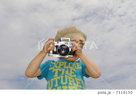 レンジファインダー・カメラで撮影する小さなカメラマン 7319150