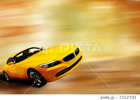 高速で走るイエローカー 7322505