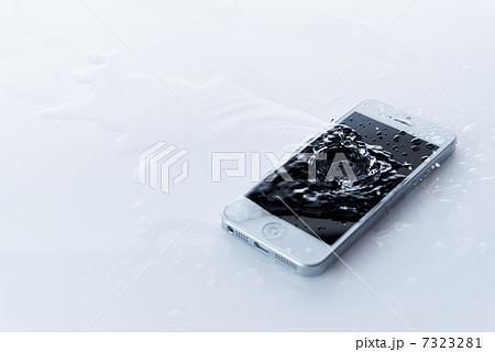 水にぬれたスマートフォン 7323281