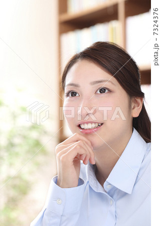 オフィスの若い女性 7324376