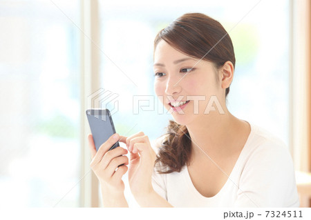 スマホを持つ若い女性 スマホを持つ若い女性 7324511