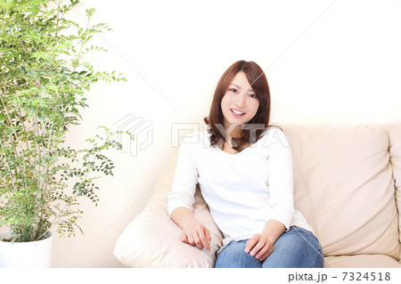 笑顔の若い女性 7324518