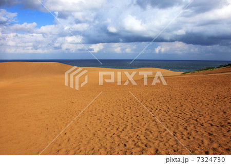 鳥取砂丘と日本海 7324730