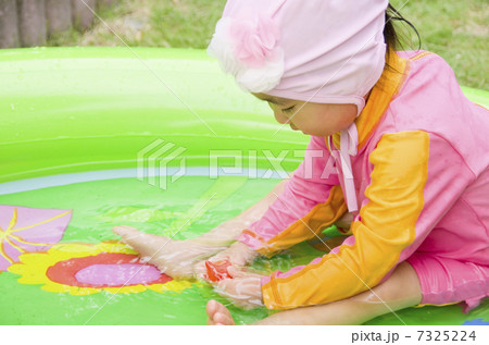 ビニールプールで水遊びをする子供 7325224
