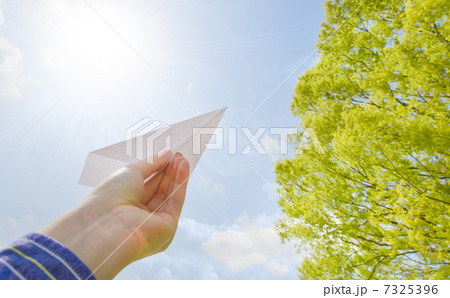 紙ひこうきを飛ばす 7325396