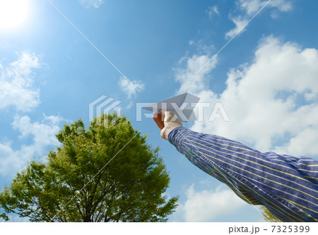 紙飛行機を飛ばす男性 7325399