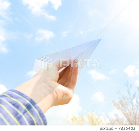 紙ひこうき飛ばす男性 紙ひこうき飛ばす男性 7325402