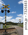 田舎を走るローカル線の遮断桿のない遮断機 7326883