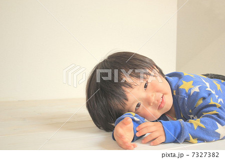 寝そべる少年 7327382