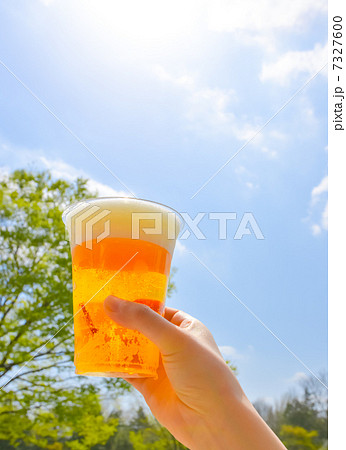 ビールを飲む 7327600