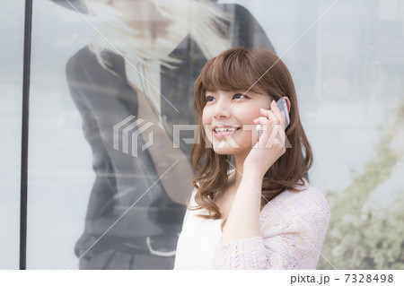 屋外で電話する女性 7328498