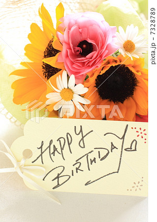 初夏の花束と手書き誕生日カードの写真素材