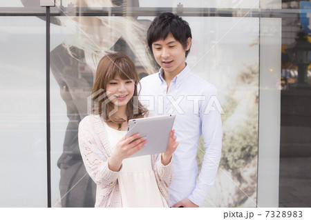 デート中にタブレットを見るカップル デート中にタブレットを見るカップル 7328983