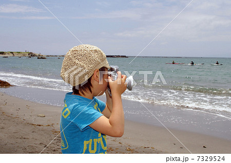 レンジファインダー・カメラで撮影する小さなカメラマン 7329524