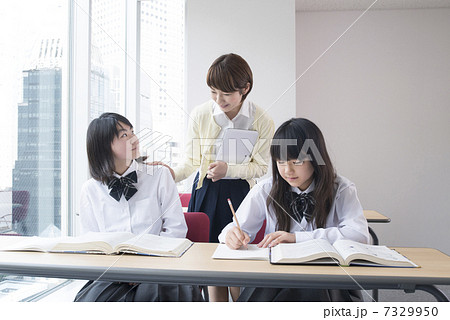 学習塾 授業風景 中学生と講師 学習塾 授業風景 中学生と講師 7329950