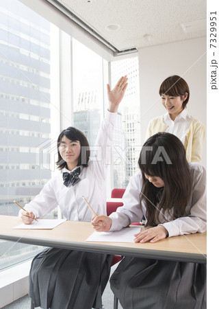学習塾　授業風景　中学生と講師 7329951