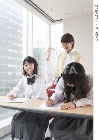 学習塾 授業風景 中学生と講師 学習塾 授業風景 中学生と講師 7329952