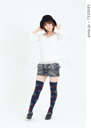 若い女性　ファッション 7330083