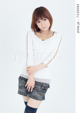 若い女性　ファッション 7330084