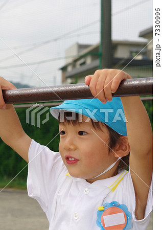 鉄棒と幼稚園児 鉄棒と幼稚園児 7330996