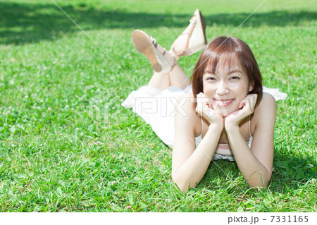 芝生の上に寝る女性 芝生の上に寝る女性 7331165