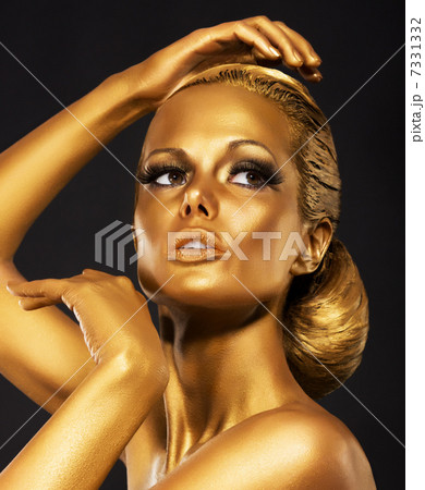 Reflexion. Portrait of Glossy Woman with Bright Golden Makeup. Bronze Bodypaint 7331332