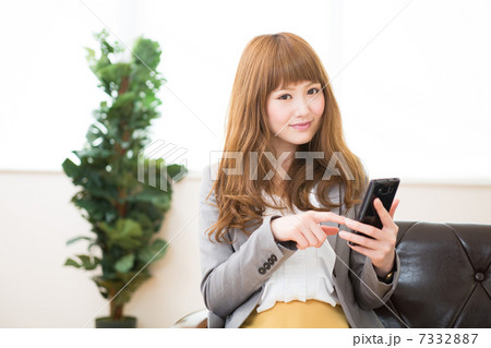 部屋でスマホを使う女性 部屋でスマホを使う女性 7332887