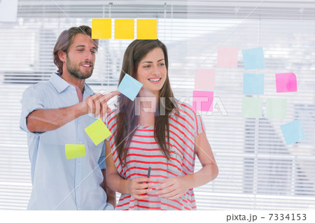 Colleagues brainstorming together 7334153