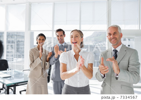 Group of business people applauding 7334567