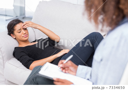 Woman crying at therapy Woman crying at therapy 7334650