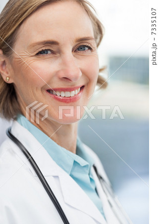 Close up of a smiling woman doctor 7335107