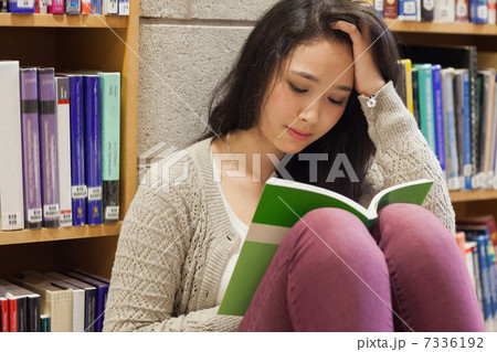 Stressed student reading a book 7336192