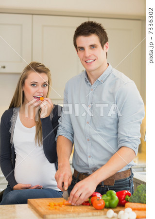 Pregnant woman eating vegetables prepared by husband Pregnant woman eating vegetables prepared by husband 7336302