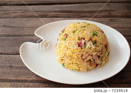 角切りベーコンと野菜のチャーハン おうち炒飯 角切りベーコンと野菜のチャーハン おうち炒飯 7336618
