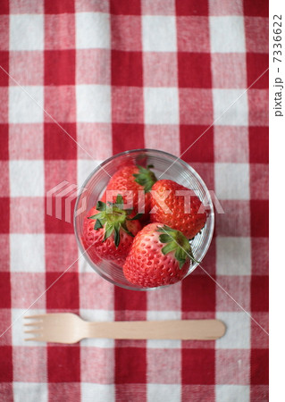 ガラスカップに入れた新鮮イチゴと木のフォーク 7336622