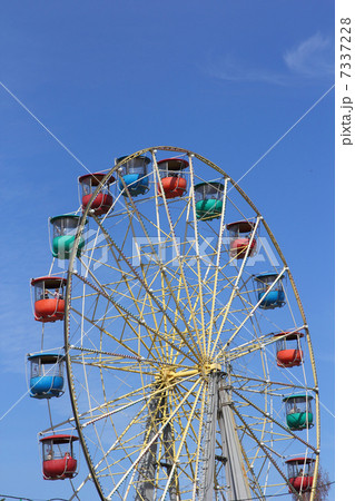 Atraktsion colorful ferris wheel against the blue sky Atraktsion colorful ferris wheel against the blue sky 7337228