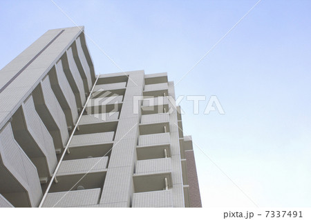 マンションの外壁と青空 7337491