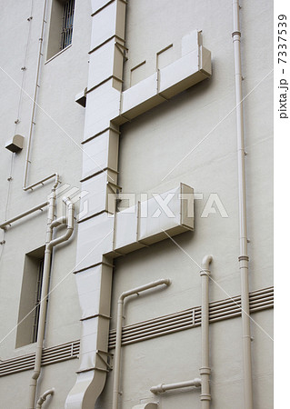ビル外壁に設置された換気ダクトの写真素材 [7337539] - PIXTA