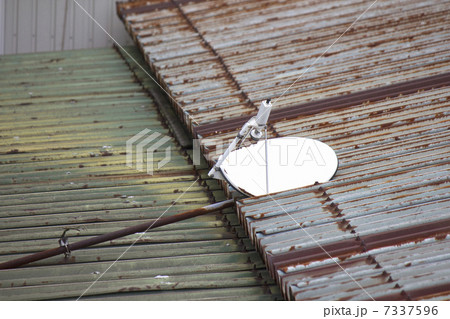 屋根の上に倒れたパラボラアンテナ 7337596