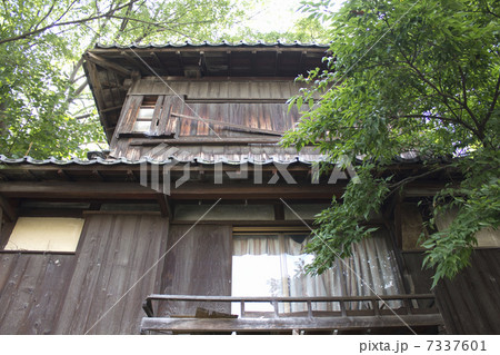 和風家屋の廃屋の写真素材