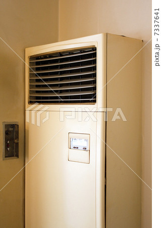 ビル内部の吊り下げ型エアコン 7337641